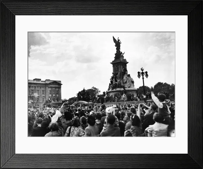 Framed Print : Victory over Japan Day, VJ Day, the crowds at Buckingham Palace and Queen Victoria Statue Framed Print : Victory over Japan Day, VJ Day, the crowds at Buckingham Palace and Queen Victoria Statue