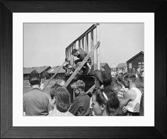 Framed Print : Convalescent troops - many from North Africa - provide holiday entertainment in Richmond Framed Print : Convalescent troops - many from North Africa - provide holiday entertainment in Richmond