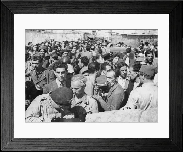 Framed Print : Italians surround German sniper in Naples. 18th October 1943 Framed Print : Italians surround German sniper in Naples. 18th October 1943