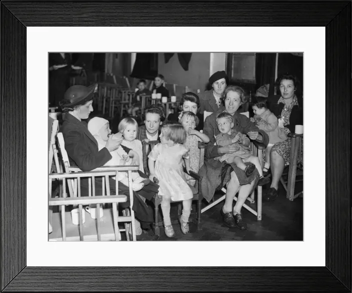 Framed Print : Mill Road Rest Centre in Liverpool, Merseyside. Picture shows mothers Framed Print : Mill Road Rest Centre in Liverpool, Merseyside. Picture shows mothers