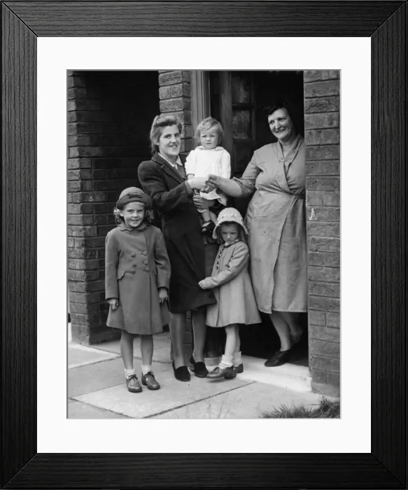 Framed Print : Mrs Davies welcomes Mrs Thompson and her children, to her home in Stonefield Road Huyton Framed Print : Mrs Davies welcomes Mrs Thompson and her children, to her home in Stonefield Road Huyton