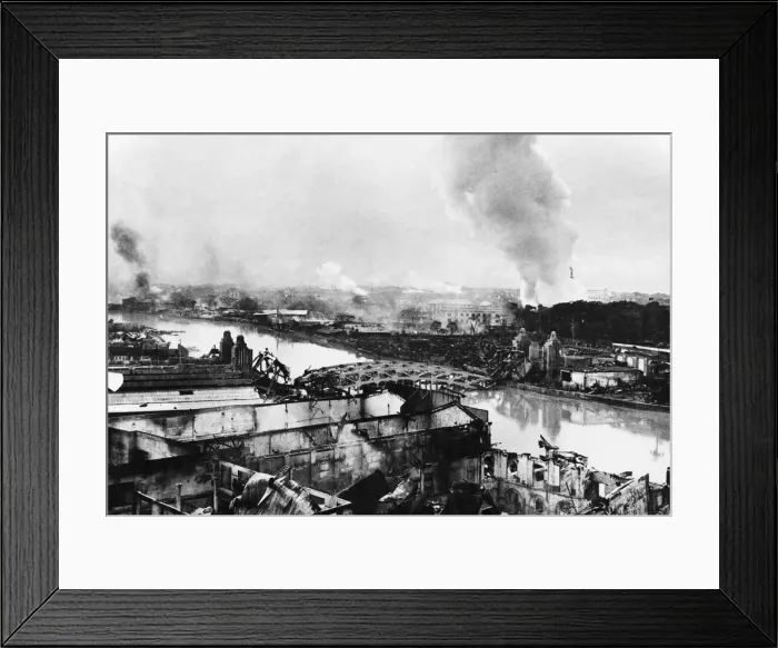 Framed Print : Manila on fire as US forces liberate the Philippine capital. 18th March 1945 Framed Print : Manila on fire as US forces liberate the Philippine capital. 18th March 1945