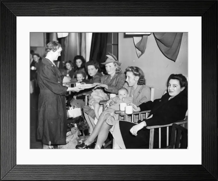 Framed Print : Mill Road Rest Centre in Liverpool, Merseyside. Picture shows mothers Framed Print : Mill Road Rest Centre in Liverpool, Merseyside. Picture shows mothers