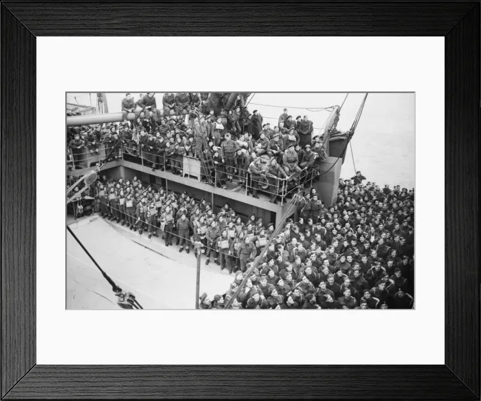 Framed Print : Canadian troops arrive in England. 26th November 1941 Framed Print : Canadian troops arrive in England. 26th November 1941