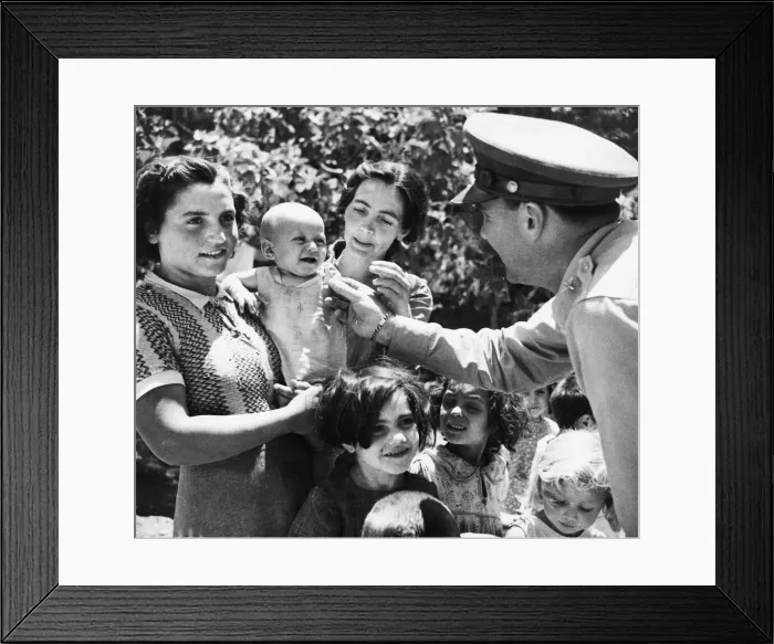 Framed Print : Allied soldiers meet Sicilian refugees during Second World War. 8th August 1943 Framed Print : Allied soldiers meet Sicilian refugees during Second World War. 8th August 1943
