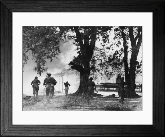 Framed Print : Soldiers in combat during Second World War, Burma. 13th February 1945 Framed Print : Soldiers in combat during Second World War, Burma. 13th February 1945