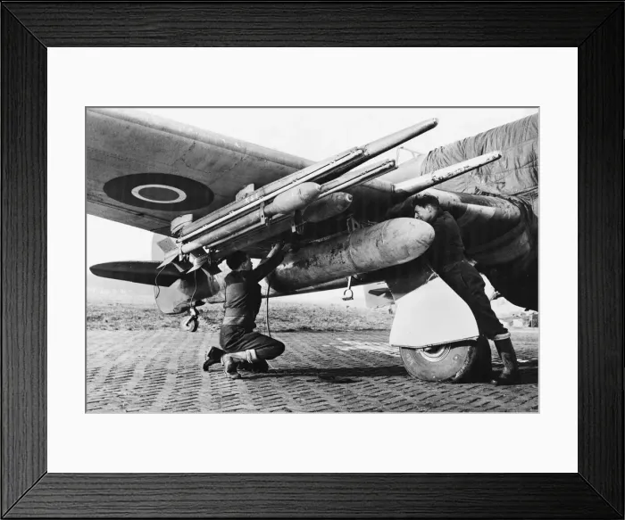 Framed Print : Sergenat W Page of Coulsdon, Surrey, and Leading Aircraftman G Skelsey of London fit a Framed Print : Sergenat W Page of Coulsdon, Surrey, and Leading Aircraftman G Skelsey of London fit a
