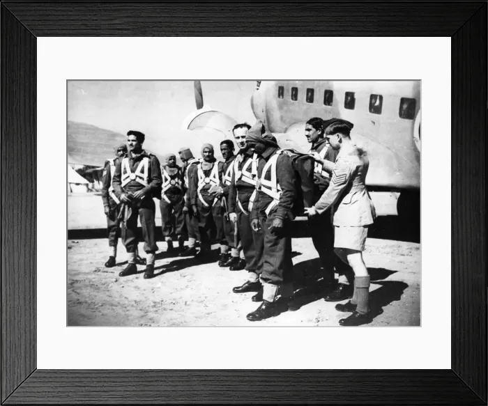 Framed Print : British and Indian Parachute troops undergoing an intensive training course Framed Print : British and Indian Parachute troops undergoing an intensive training course