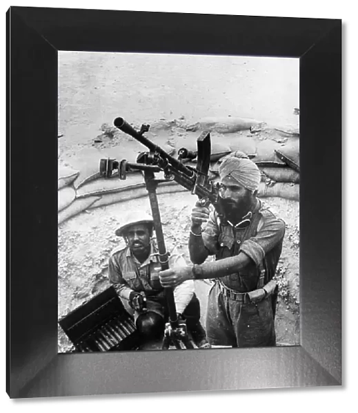 An Indian soldier mans a Bren Gun in the Western Desert. May 1941
