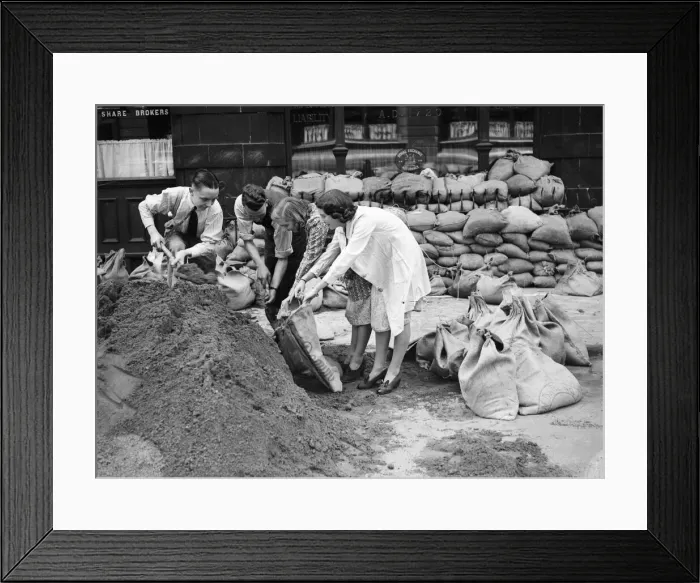 Framed Print : Shop workers in Birmingham city centre filling sandbags in preparation of the outbreak of Framed Print : Shop workers in Birmingham city centre filling sandbags in preparation of the outbreak of