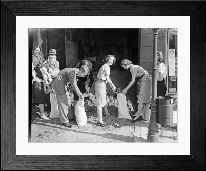 Framed Print : Shop workers in Birmingham city centre filling sandbags in preparation of the outbreak of Framed Print : Shop workers in Birmingham city centre filling sandbags in preparation of the outbreak of