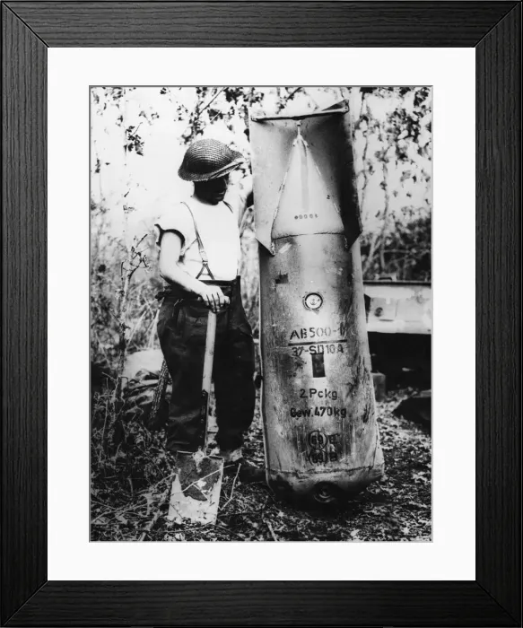 Framed Print : A British soldier on the Anzio beachhead showing the size of the case of a Framed Print : A British soldier on the Anzio beachhead showing the size of the case of a