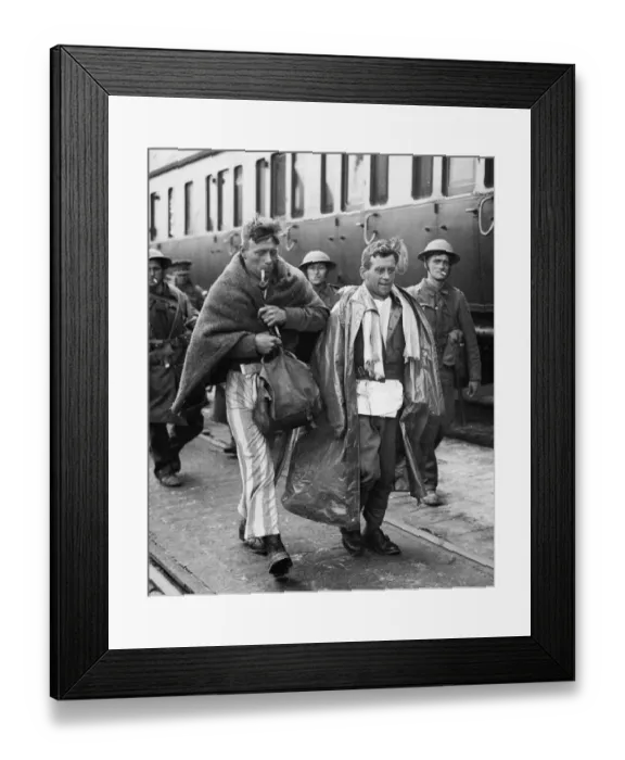 Framed Print : Soldiers of the British Expeditionary Force, who were encircled by the Germans at Dunkirk