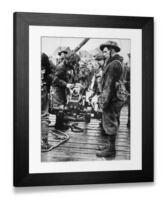 Framed Print : British commandos dismantle a mountain howitzer during Second World War