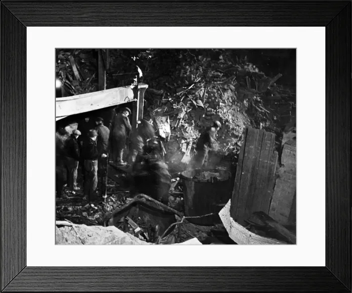 Framed Print : V-bomb landed in the busy shopping centre at New Cross, London Framed Print : V-bomb landed in the busy shopping centre at New Cross, London