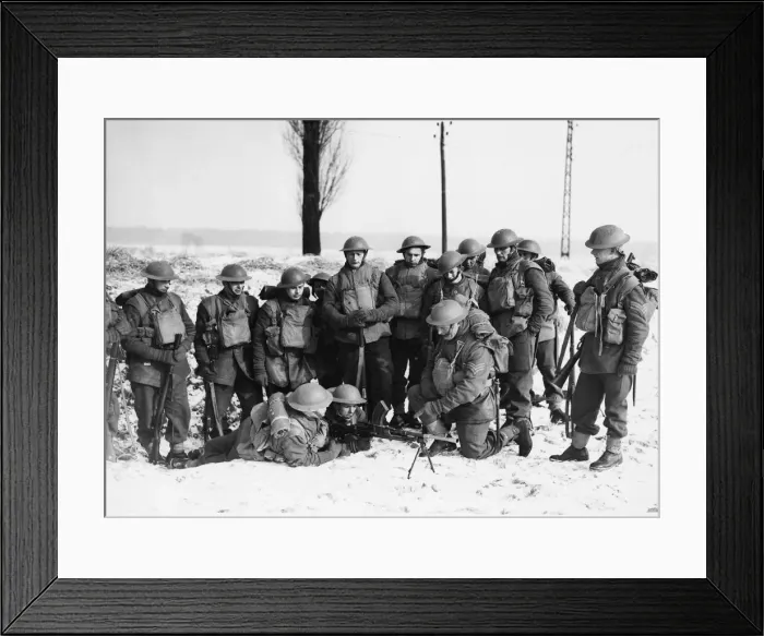 Framed Print : The Dorsetshire Regiment practice with a Bren gun during Second World War Framed Print : The Dorsetshire Regiment practice with a Bren gun during Second World War