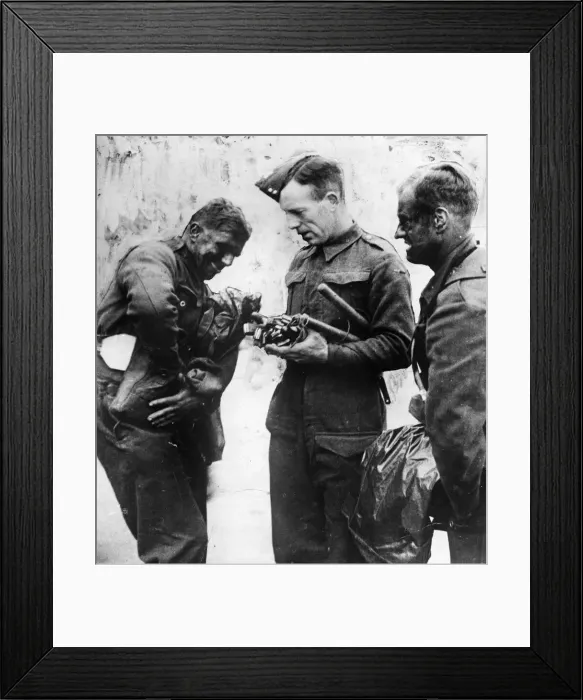 Framed Print : Back at their depot after taking part in a raid on Nazi defences near Boulogne Framed Print : Back at their depot after taking part in a raid on Nazi defences near Boulogne