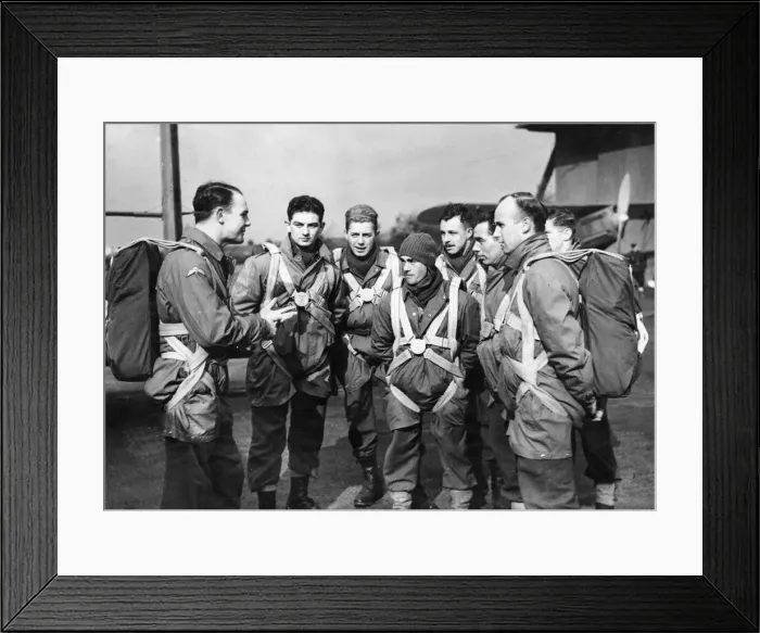 Framed Print : The service takes to silk: paratroopers at a secret RAF station in Britain receive final