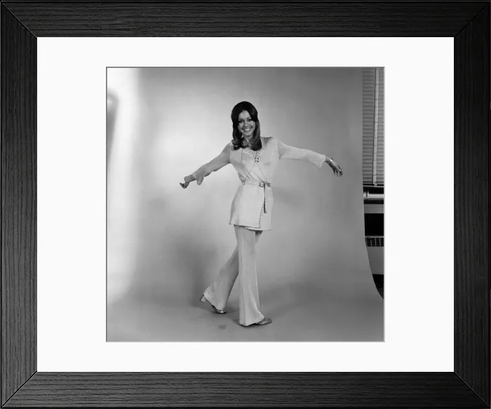 Framed Print : Actress and pop star Olivia Newton-John. 20th December 1971 Framed Print : Actress and pop star Olivia Newton-John. 20th December 1971