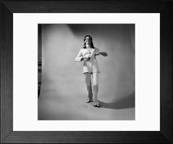 Framed Print : Actress and pop star Olivia Newton-John. 20th December 1971 Framed Print : Actress and pop star Olivia Newton-John. 20th December 1971