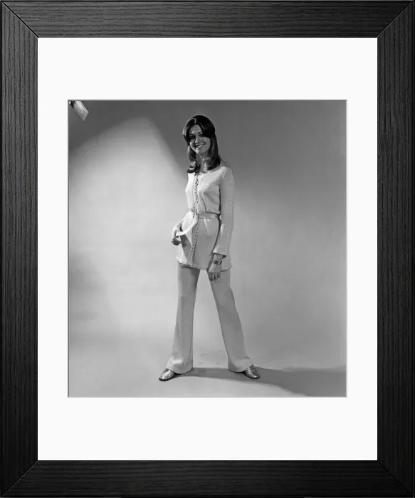 Framed Print : Actress and pop star Olivia Newton-John. 20th December 1971 Framed Print : Actress and pop star Olivia Newton-John. 20th December 1971