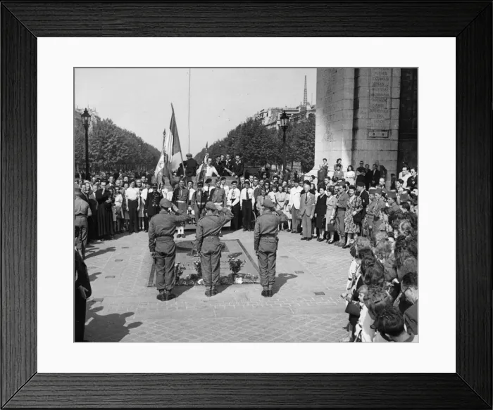 Framed Print : The liberation of Paris from Nazi occupation during the Second World War Framed Print : The liberation of Paris from Nazi occupation during the Second World War
