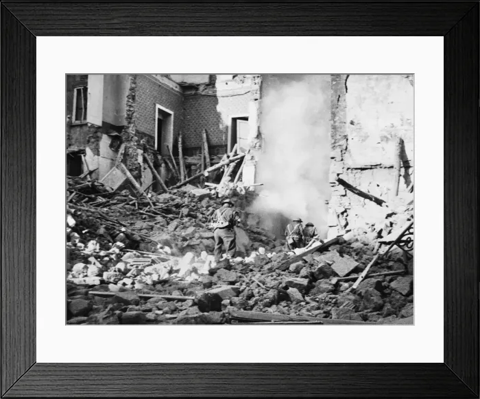 Framed Print : British troops enter Sparanise. Sparanise is a small village some 8 miles