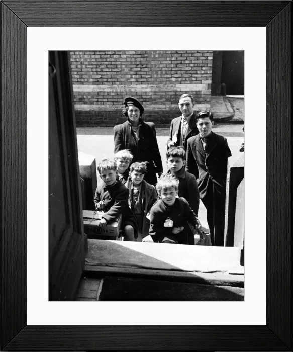 Framed Print : The Pound family of Islington, London, return home from being evacuated to Harborough Framed Print : The Pound family of Islington, London, return home from being evacuated to Harborough