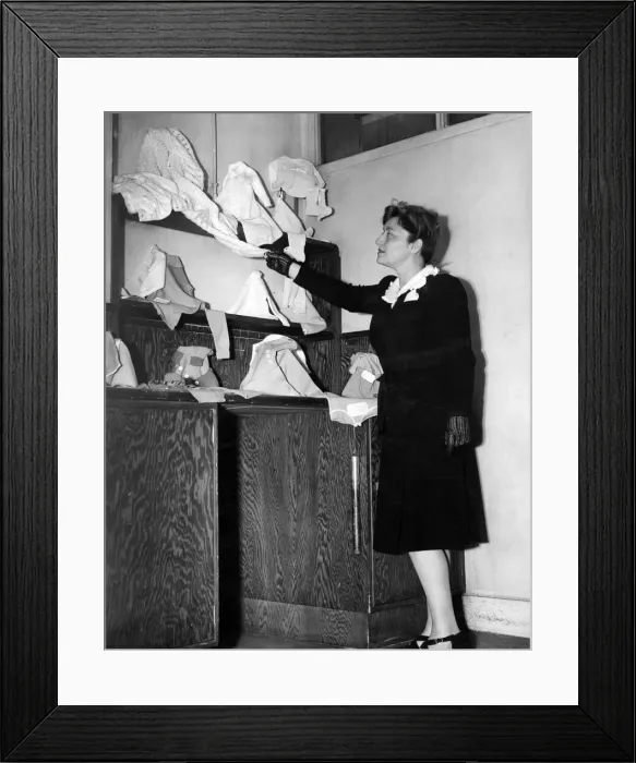 Framed Print : A Czechoslovakian delegate, Mrs Elizabeth Sichrova, examines children Framed Print : A Czechoslovakian delegate, Mrs Elizabeth Sichrova, examines children