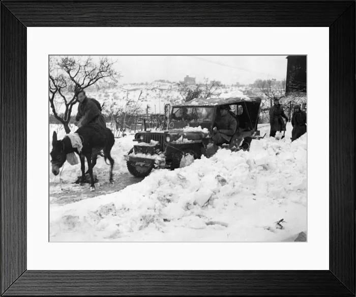 Framed Print : Snow falls on the 8th Army front. British troops clear the main route forward Framed Print : Snow falls on the 8th Army front. British troops clear the main route forward