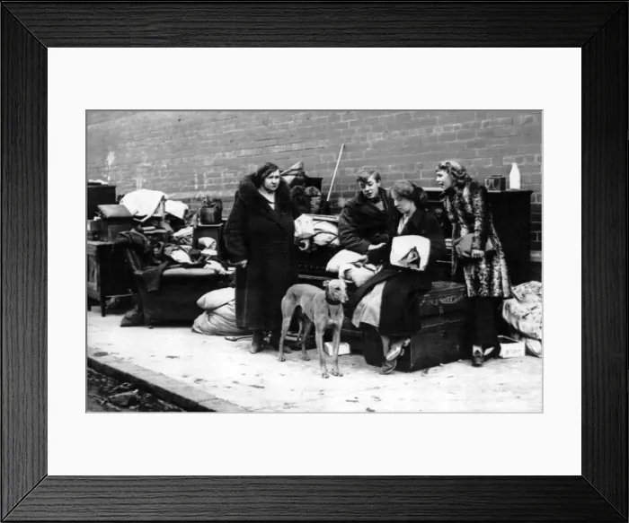Framed Print : Bombed out family on Clydeside, Glasgow. 15th March 1941 Framed Print : Bombed out family on Clydeside, Glasgow. 15th March 1941