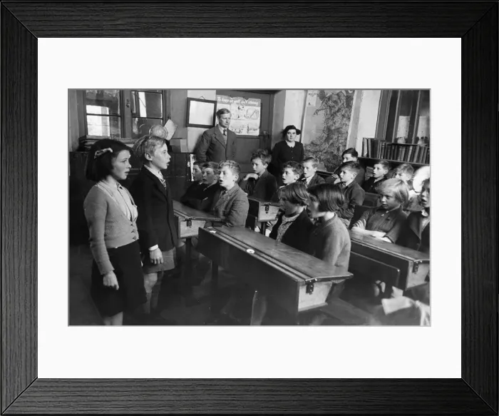 Framed Print : Evacuated children Irene Barker and Victor Woolridge take part in a singing competition
