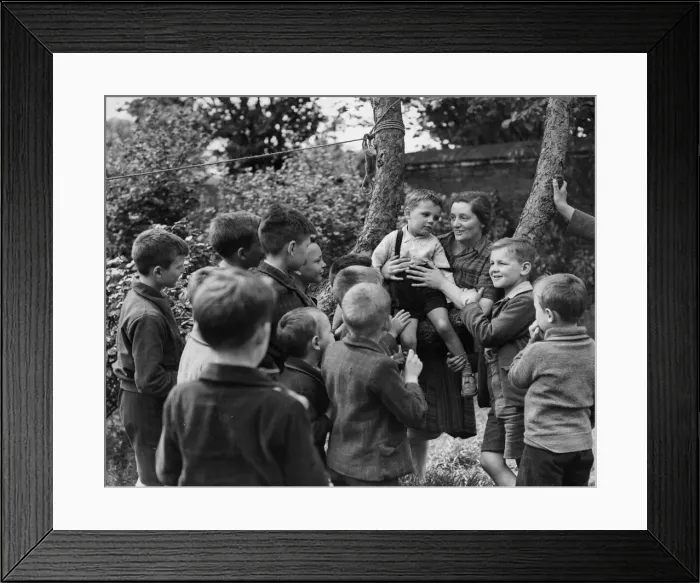 Framed Print : Evacuated children with their teacher Mrs Hunt in St. Ives