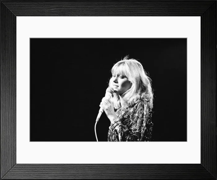 Framed Print : Olivia Newton John at the Rainbow Theatre, Finsbury Park Framed Print : Olivia Newton John at the Rainbow Theatre, Finsbury Park