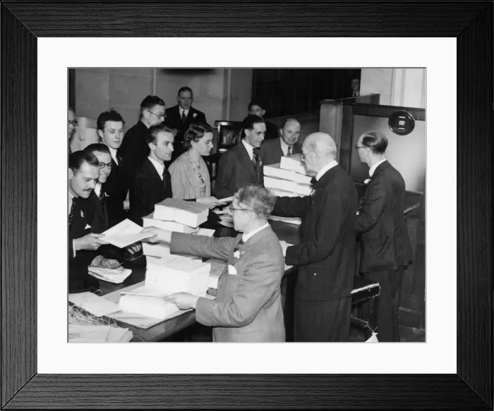 Framed Print : The new two and a half percent National War Bonds went on sale today