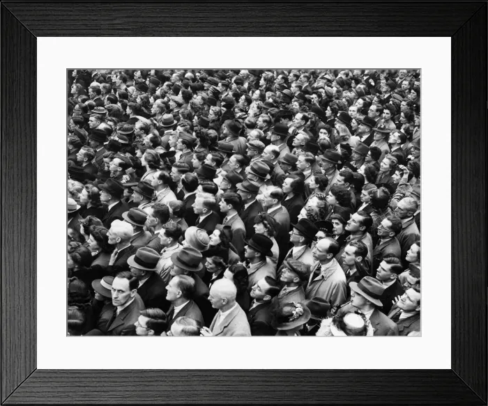 Framed Print : Large crowds gathered for an open air show in England during the Second World War Framed Print : Large crowds gathered for an open air show in England during the Second World War
