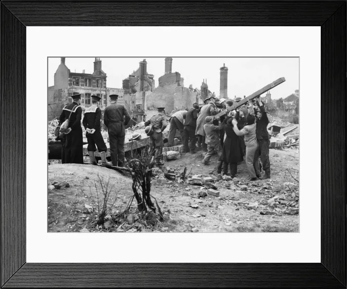 Framed Print : Civilians help rescue people trapped in a shelter after a bombing raid in Portsmouth Framed Print : Civilians help rescue people trapped in a shelter after a bombing raid in Portsmouth