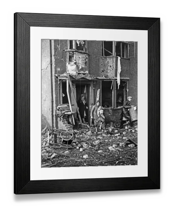 Framed Print : Scenes in Liverpool after an air raid by the German Luftwaffe