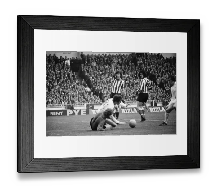 Framed Print : Sunderland 1-0 Leeds United, FA Cup final match at Wembley Stadium, London Framed Print : Sunderland 1-0 Leeds United, FA Cup final match at Wembley Stadium, London