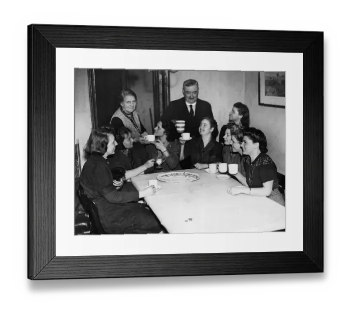 Framed Print : Sixty nine year old Mr and Mrs Benson of Sale, Cheshire have a dotted a family of 12