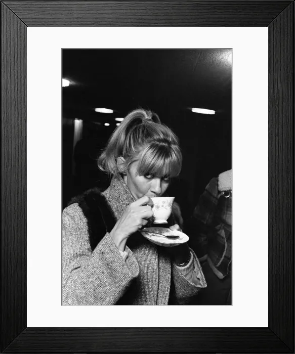 Framed Print : Singer and actress Olivia Newton John at Luton Airport. 28th November 1978 Framed Print : Singer and actress Olivia Newton John at Luton Airport. 28th November 1978