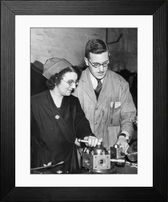 Framed Print : Factory worker Miss D Odell at work in a Birmingham munitions factory during the Second Framed Print : Factory worker Miss D Odell at work in a Birmingham munitions factory during the Second