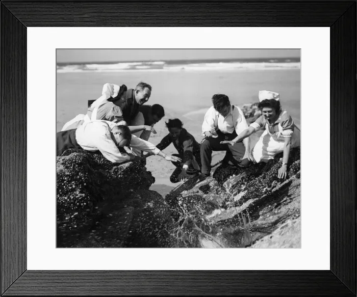 Framed Print : Wounded fighting men enjoying a trip to the seaside as part of their recuperation