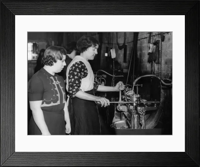 Framed Print : Mrs Jeanings supervising part timer Mrs Williams at her machine in a Birmingham munitions Framed Print : Mrs Jeanings supervising part timer Mrs Williams at her machine in a Birmingham munitions