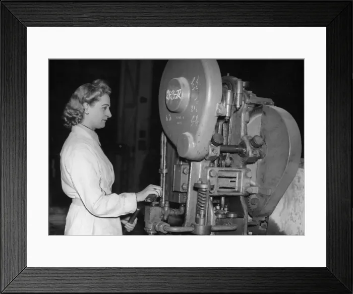 Framed Print : Birmingham factory worker Mrs Savage of 1 Hamhurst Avenue, Handsworth Wood
