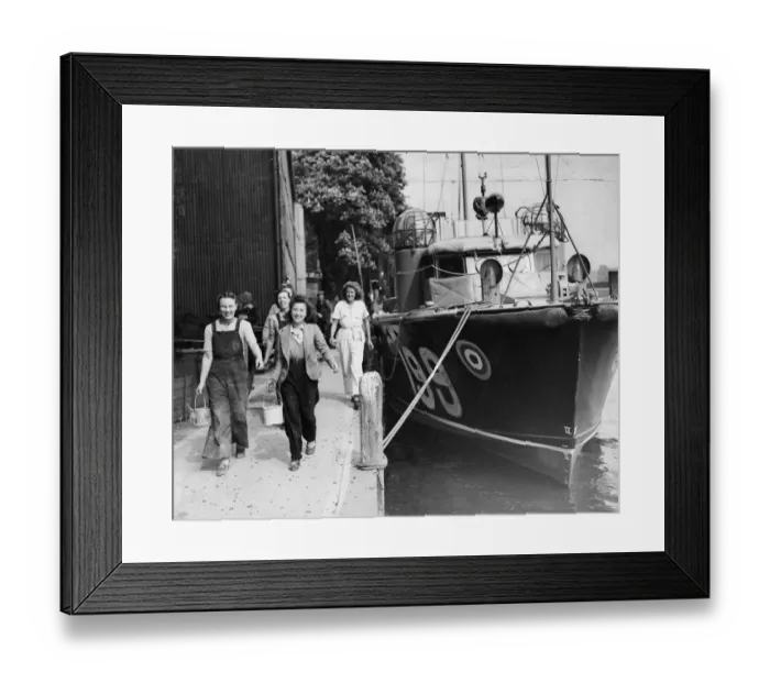 Framed Print : Women at John I Thorneycroft & Co, Hampton Launch Works