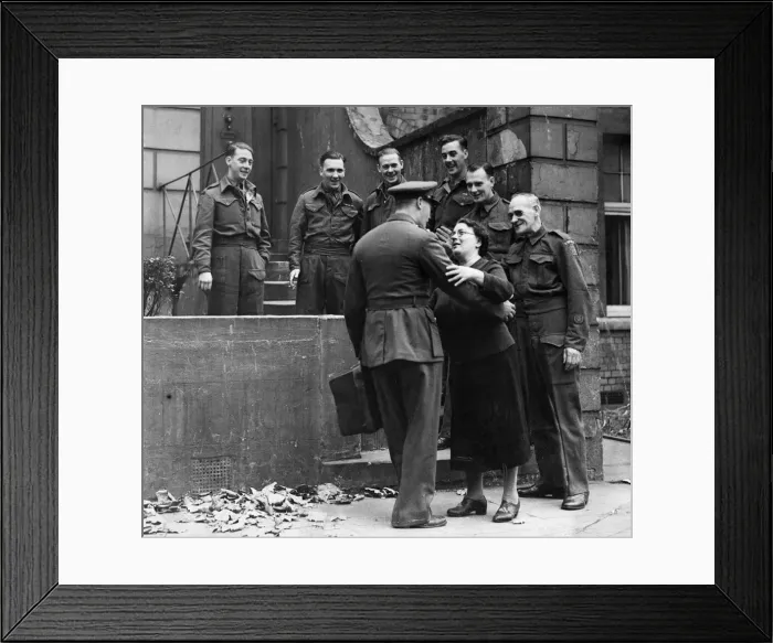 Framed Print : Mrs Cecilia Tarrant of 7 Camberwell Grove, London, greets her returning son Charlie with Framed Print : Mrs Cecilia Tarrant of 7 Camberwell Grove, London, greets her returning son Charlie with