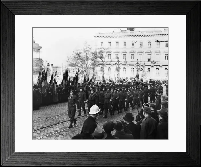 Framed Print : Armistice Day celebrated in Brussels. British soldiers march past the tomb of the unknown Framed Print : Armistice Day celebrated in Brussels. British soldiers march past the tomb of the unknown