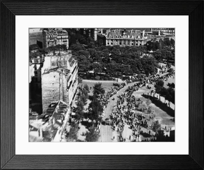 Framed Print : Aerial view showing the rejoicing crowds on the streets of Paris as they greet the entry Framed Print : Aerial view showing the rejoicing crowds on the streets of Paris as they greet the entry