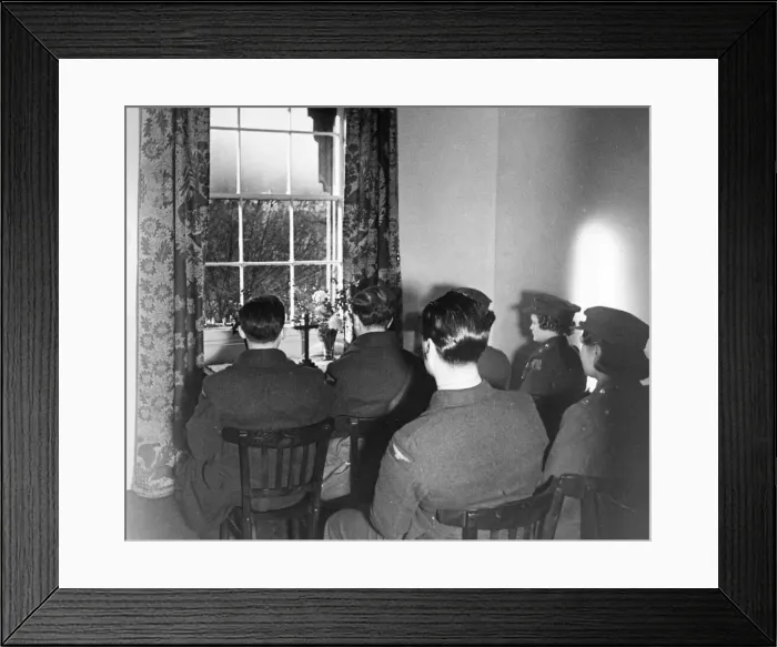 Framed Print : The Rose and Thistle Servicemans Club in Brompton Square, London Framed Print : The Rose and Thistle Servicemans Club in Brompton Square, London